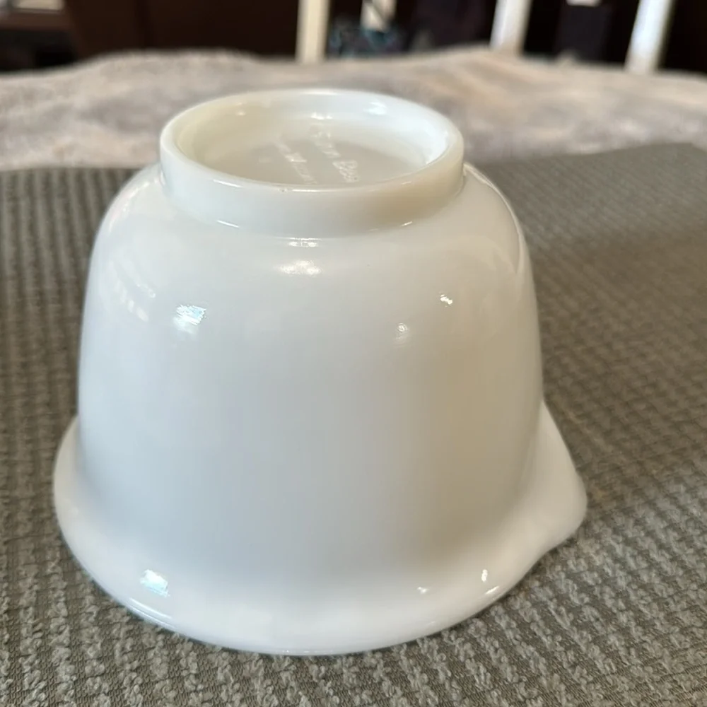 Vintage Hamilton‎ Beach Milk Glass Mixing Bowl Pour Spout Racine Wisconsin 7”